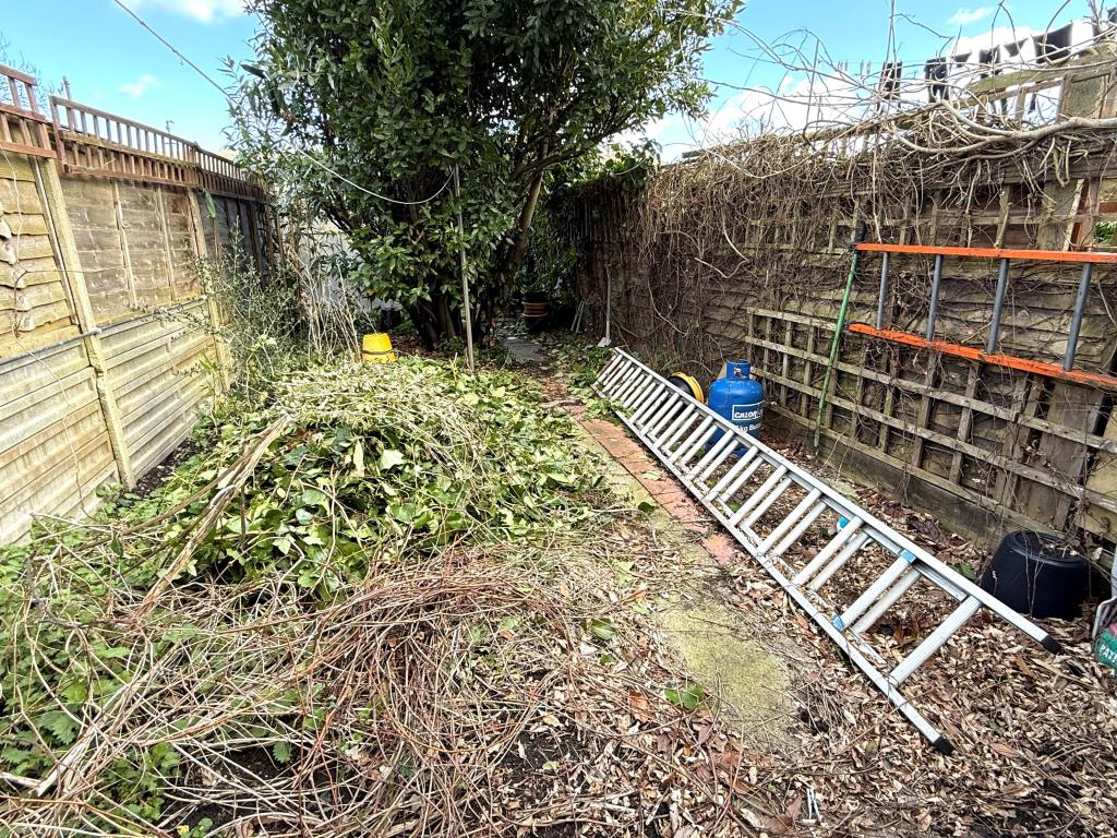 Lot: 137 - TWO-BEDROOM HOUSE FOR IMPROVEMENT - Garden to rear